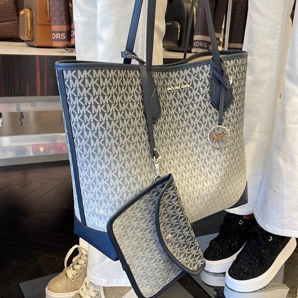 Michael Kors Eva Large Ombré Signature Logo Tote Bag
Navy
NWT - Picture 14 of 16